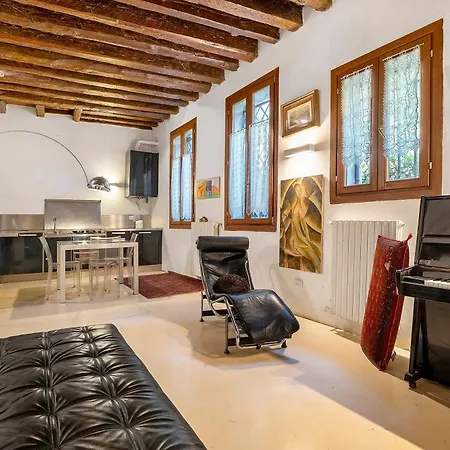 A Charming Loft Located Сasa de vacaciones Venecia
