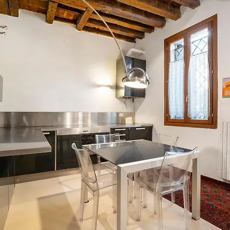 A Charming Loft Located * Venedig