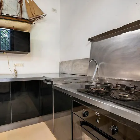 A Charming Loft Located * Venecia