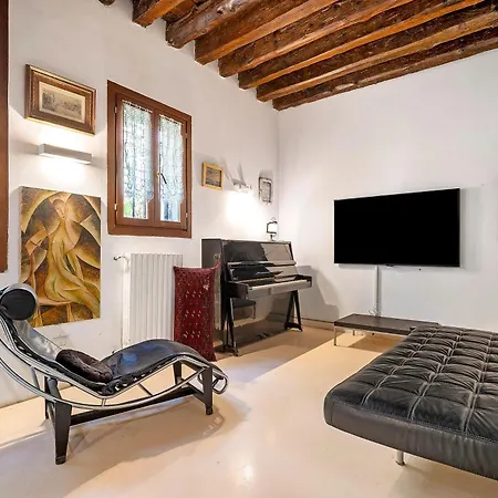 Сasa de vacaciones A Charming Loft Located *