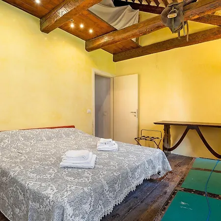 Сasa de vacaciones A Charming Loft Located *