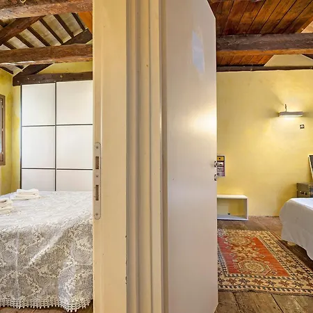 A Charming Loft Located * Venecia