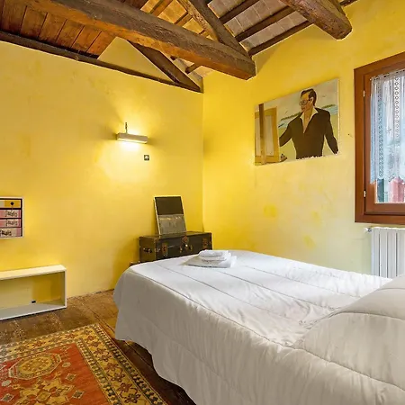 A Charming Loft Located Сasa de vacaciones Venecia