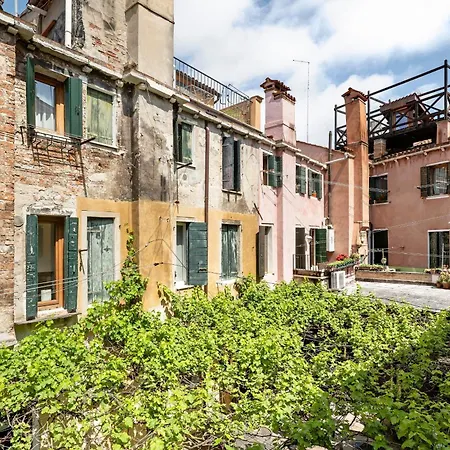 Сasa de vacaciones A Charming Loft Located